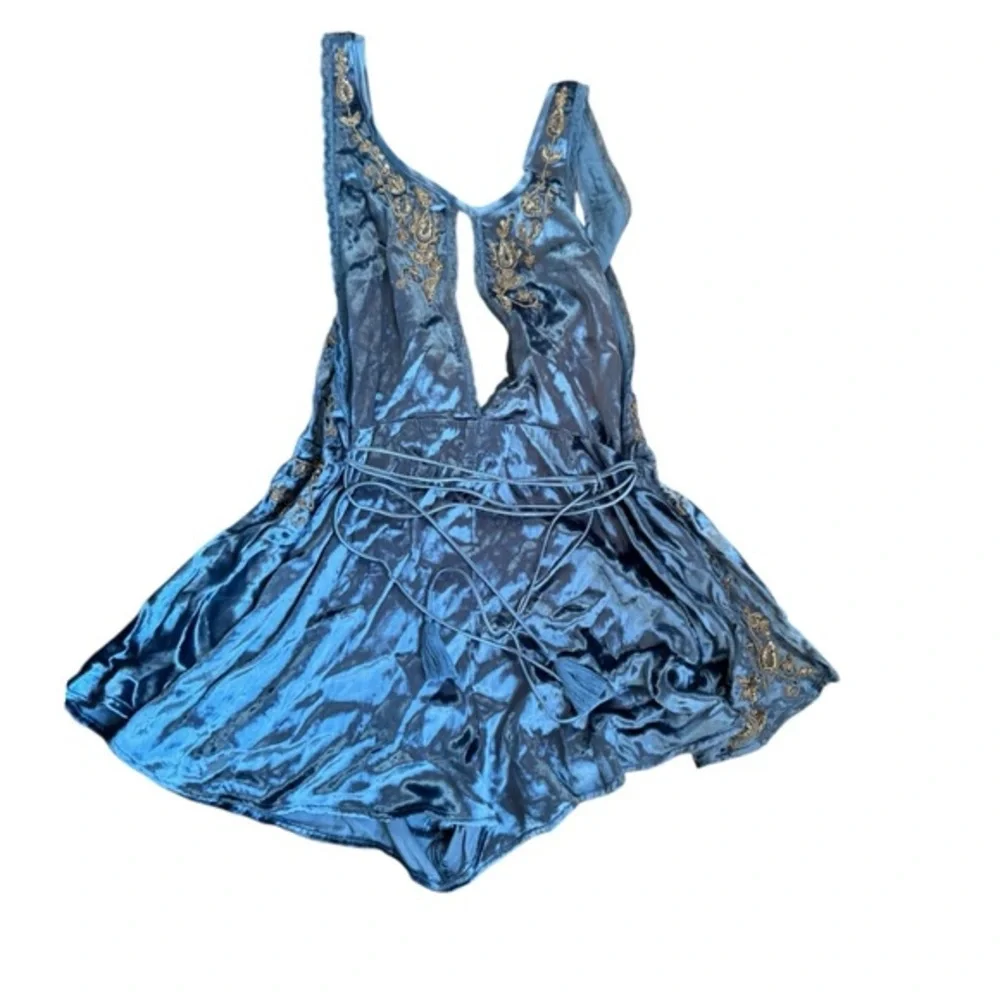 NWT Free People Intimatley Blue Eyes Velvet
Romper size Small - Picture 8 of 11